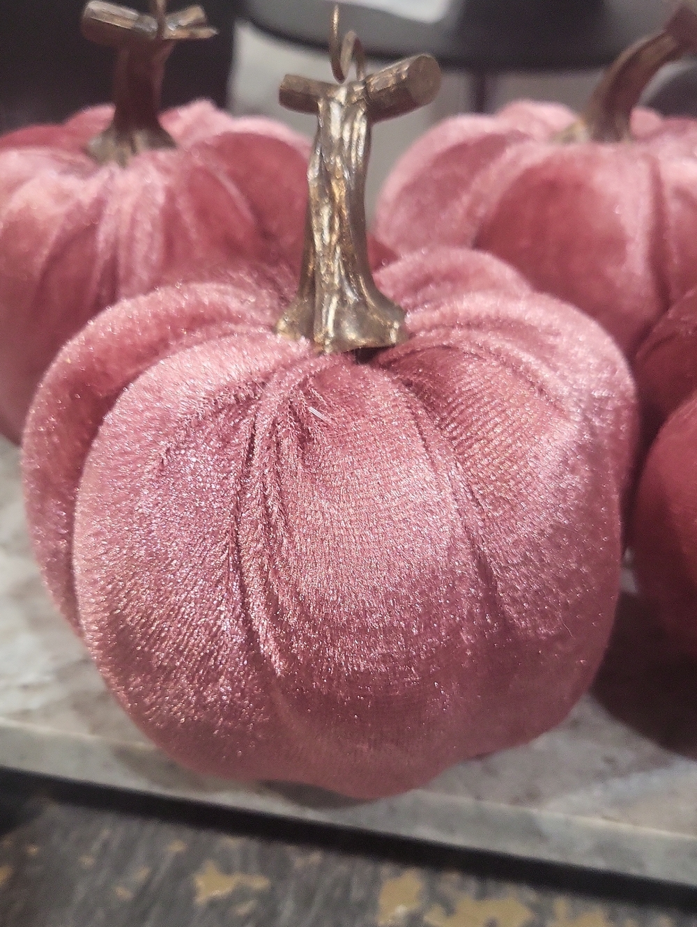 NEW🎃 PRE-LOVED🩷 Pink Velvet Decorative Pumpkins - Set Of 5 - Picture 3 of 5
